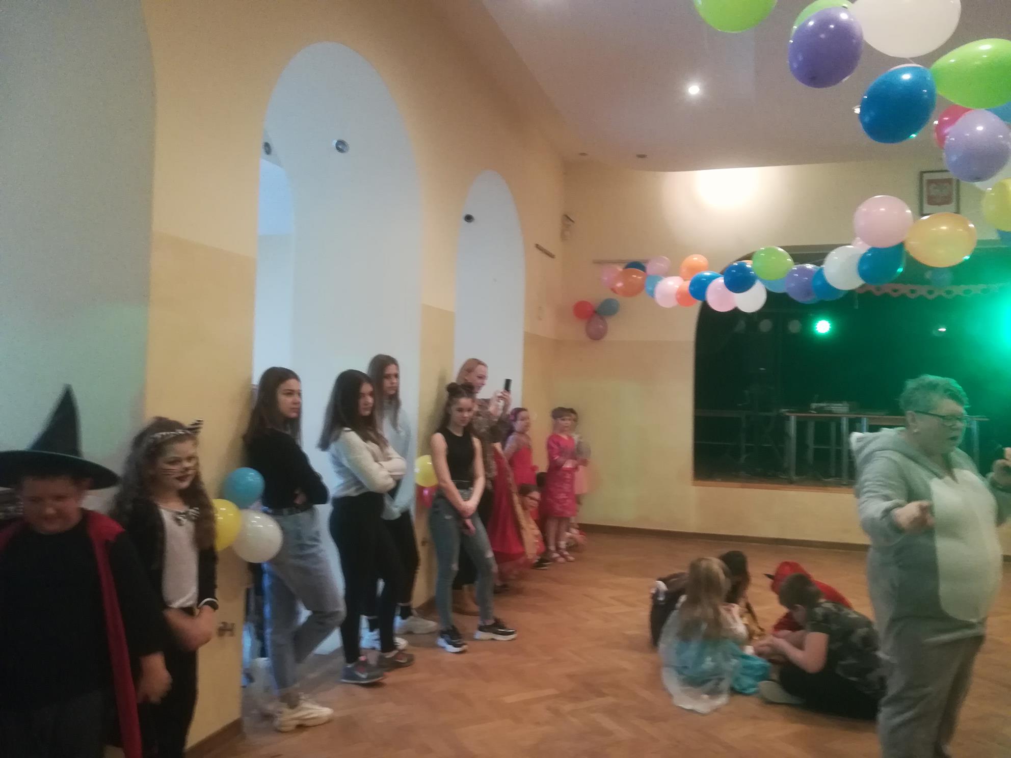 ZABAWA KARNAWAŁOWA UCZNIÓW KLAS I-III W SĘKOWEJ